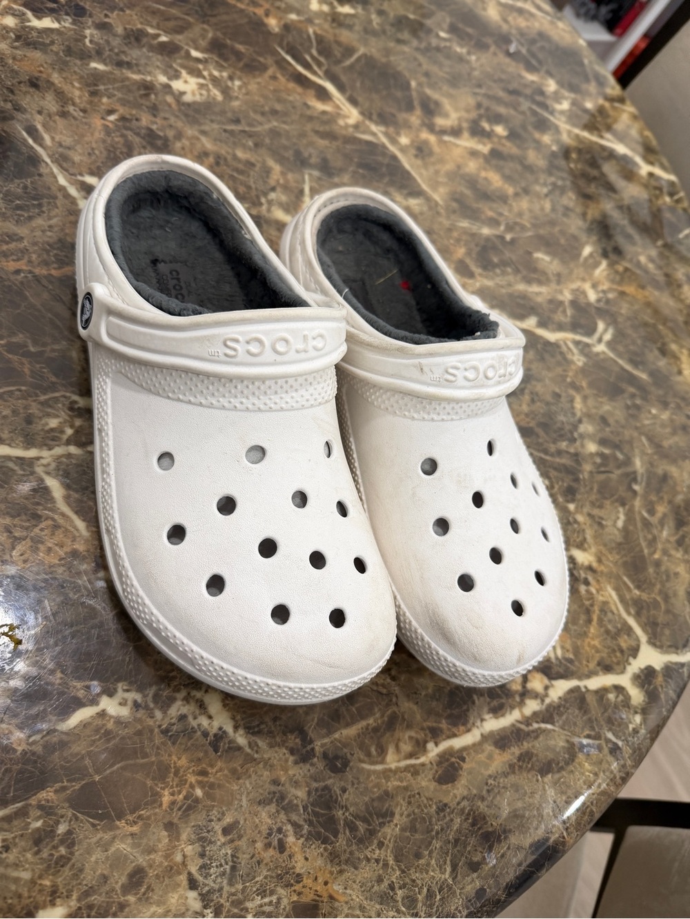 CROCS women’s White Classic Clog with Black Lining size 9